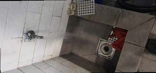 처인구 마평동 하수구막힘 배수구 주변의 물 고임과 역류 증상을 확인하는 모습